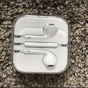 Apple headphones ( never used)